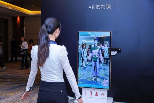 虚拟试衣间技术革新，3D扫描、布料模拟与AR叠加的精准融合之路